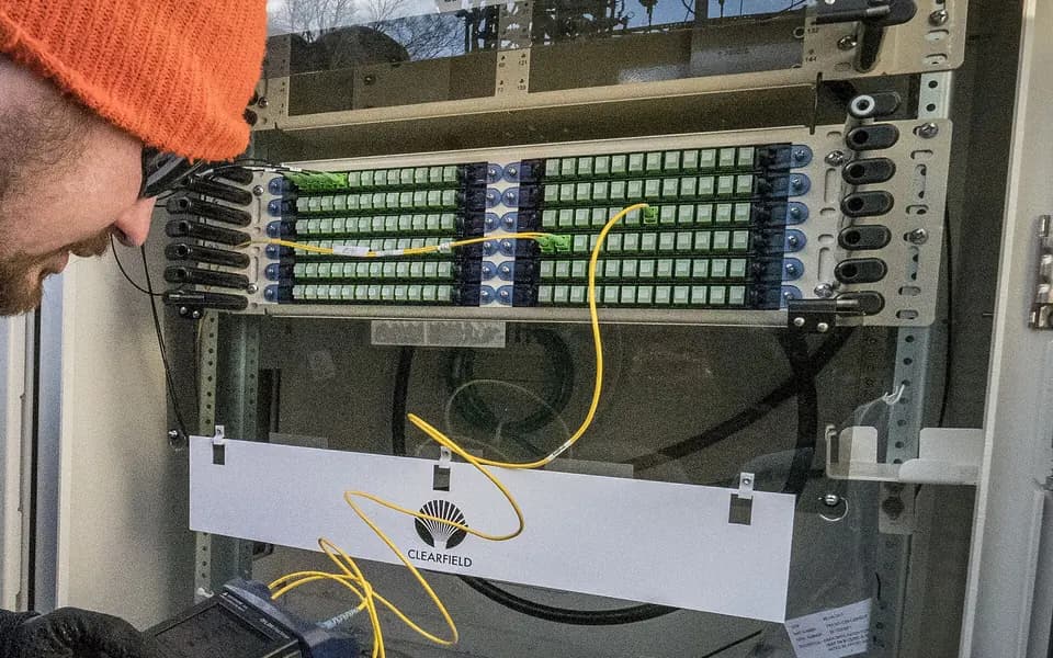 Panneau de brassage en fibre optique dans une armoire technique