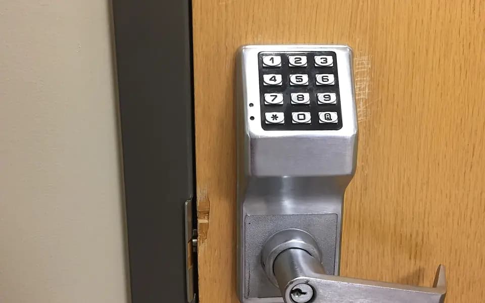 Serrure de porte à clavier numérique pour le contrôle d'accès