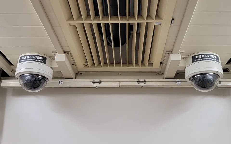 Deux caméras de vidéosurveillance de type dôme fixées au plafond